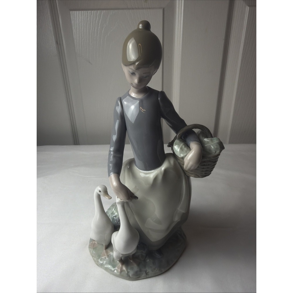 LLADRO Porcelain Girl Feeding Geese Spain 10 in. With Box Rare Genuine